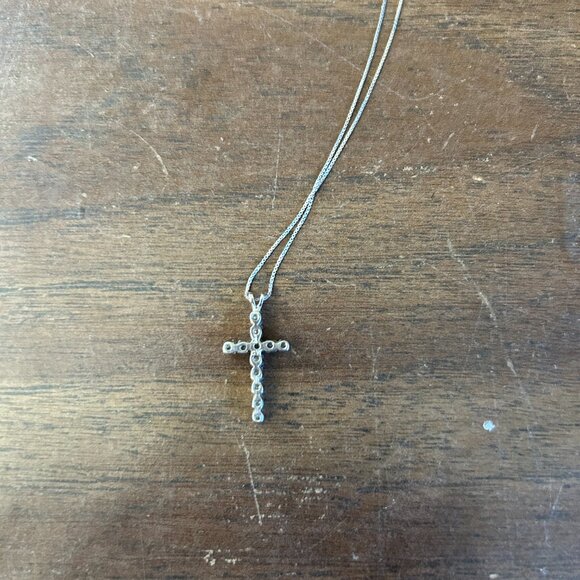 Beautiful Silver Cross and chain - Picture 5 of 6